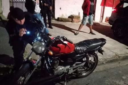 Guarda Civil Municipal de Ribeirão Pires durante abordagem a motocicleta sem placa no Parque Aliança.