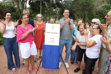 Moradores do Jardim Stella comemoram a entrega da revitalizada Praça Júlio Dantas em Santo André