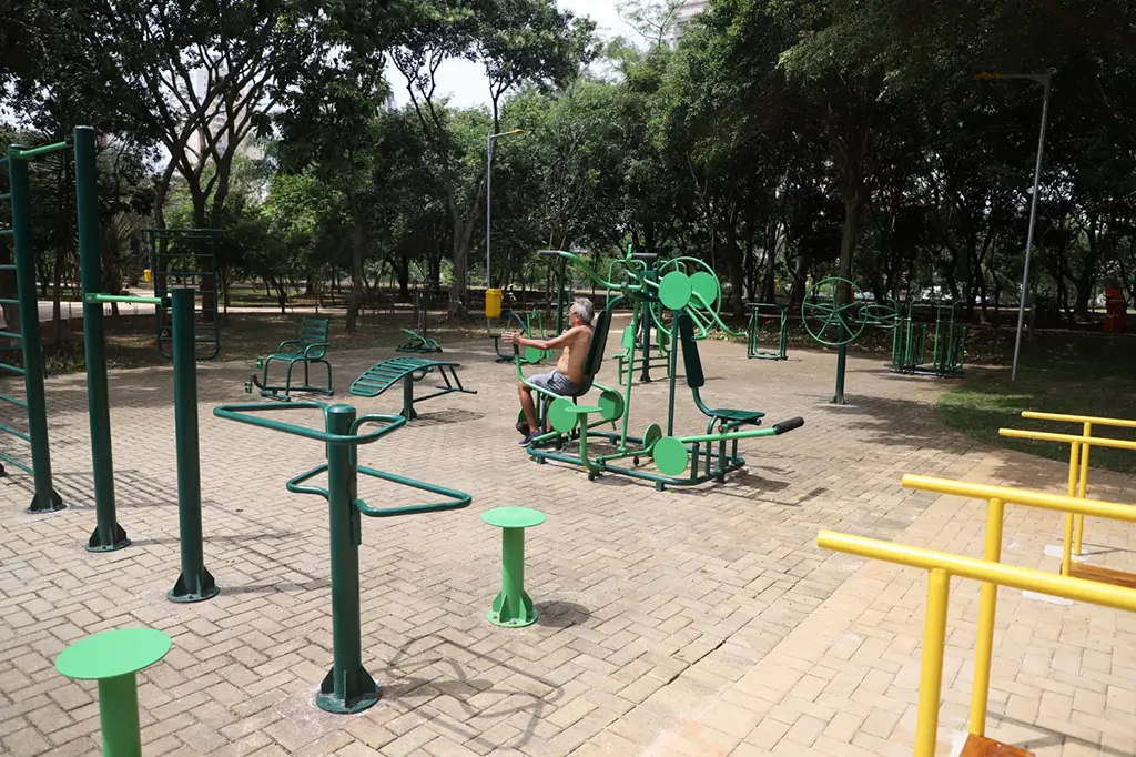 Jardim Stella e Jardim Pilar recebem de volta a revitalizada Praça Júlio Dantas 1 Moradores do Jardim Stella comemoram a entrega da revitalizada Praça Júlio Dantas em Santo André