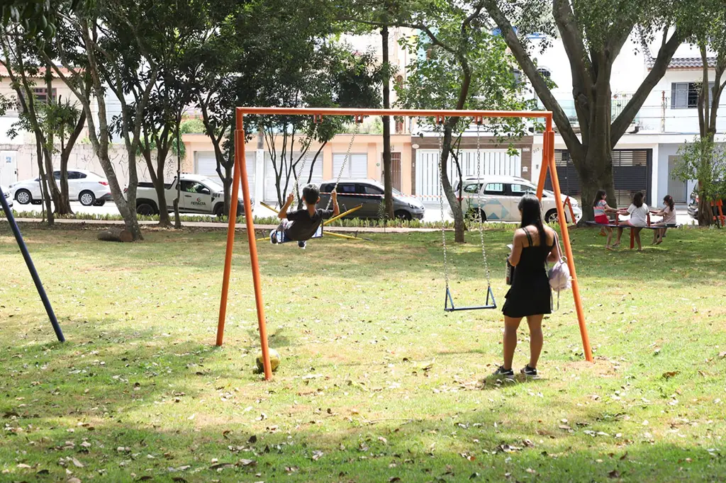 Jardim Stella e Jardim Pilar recebem de volta a revitalizada Praça Júlio Dantas 3 Moradores do Jardim Stella comemoram a entrega da revitalizada Praça Júlio Dantas em Santo André