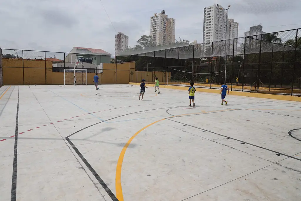 Jardim Stella e Jardim Pilar recebem de volta a revitalizada Praça Júlio Dantas 2 Moradores do Jardim Stella comemoram a entrega da revitalizada Praça Júlio Dantas em Santo André