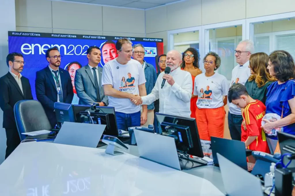 Lula em visita à Sala de Monitoramento do Enem 2024 ao lado de ministros da Educação e Saúde