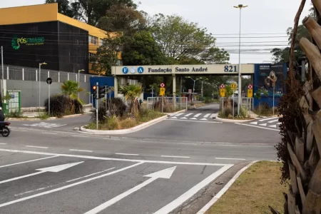 Estudantes da Fundação Santo André em laboratório de tecnologia avançada.