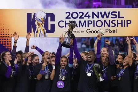 Marta comemorando o título da NWSL 2024 com a camisa do Orlando Pride, ao lado das companheiras de equipe no campo