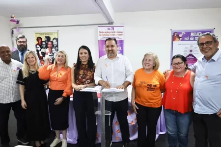 Prefeito Marcelo Oliveira e autoridades assinam convênio para atendimento jurídico às mulheres vítimas de violência em Mauá.