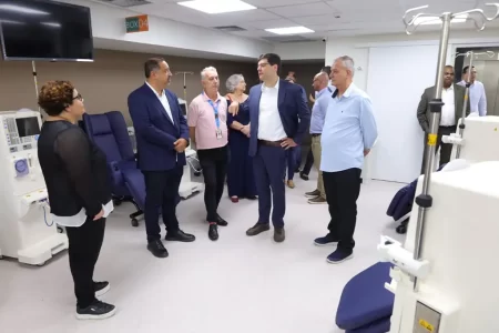 Prefeito Marcelo Oliveira e autoridades inauguram nova clínica de hemodiálise em Mauá, ampliando atendimento e humanização na saúde.