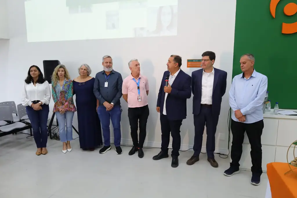 Prefeito Marcelo Oliveira e autoridades inauguram nova clínica de hemodiálise em Mauá, ampliando atendimento e humanização na saúde.