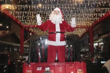 Rua Felipe Sabbag decorada com luzes e enfeites natalinos em Ribeirão Pires