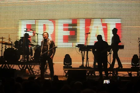 Frejat durante apresentação musical no evento de Natal Solidário em Santo André.