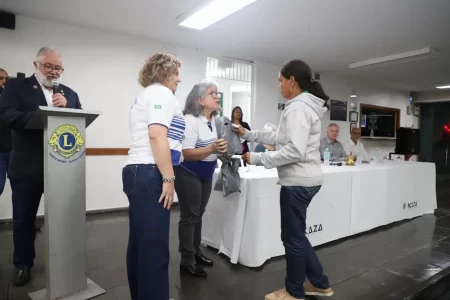 Entrega de óculos gratuitos para alunos da EJA em Santo André