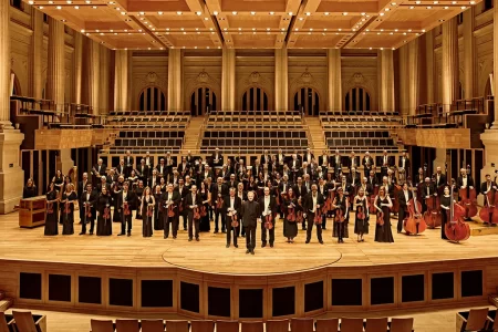 Orquestra Sinfônica do Estado de São Paulo em performance na Sala São Paulo, celebrando 70 anos de história