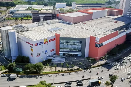 Papai Noel chegando ao Atrium Shopping com decoração de Natal Floresta Encantada