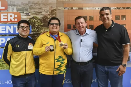 Prefeito Orlando Morando entrega homenagem à judoca Rebeca Silva em São Bernardo