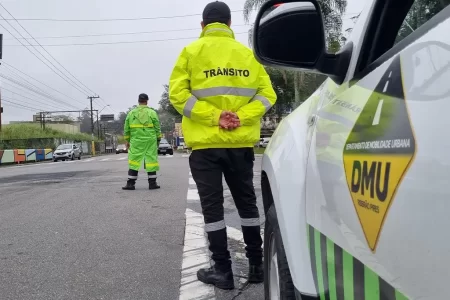 Semáforo com faixas de LED em Ribeirão Pires, destacando segurança no trânsito.