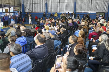 Prefeito Orlando Morando entrega escrituras para famílias na Vila dos Estudantes em São Bernardo