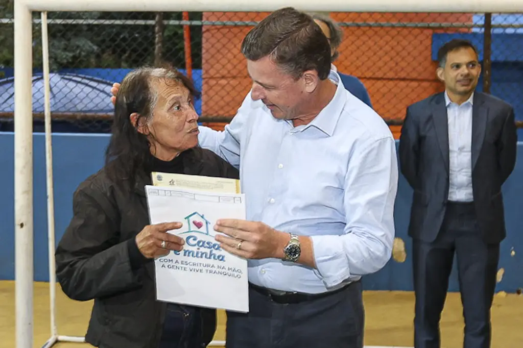 Prefeito Orlando Morando entrega escrituras para famílias na Vila dos Estudantes em São Bernardo