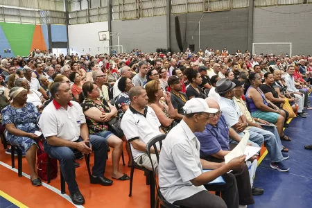 Moradores da Vila São Pedro recebem escrituras em evento com o prefeito Orlando Morando