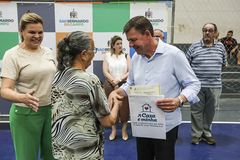 Prefeitura de São Bernardo entrega 584 escrituras na Vila São Pedro 1 Moradores da Vila São Pedro recebem escrituras em evento com o prefeito Orlando Morando