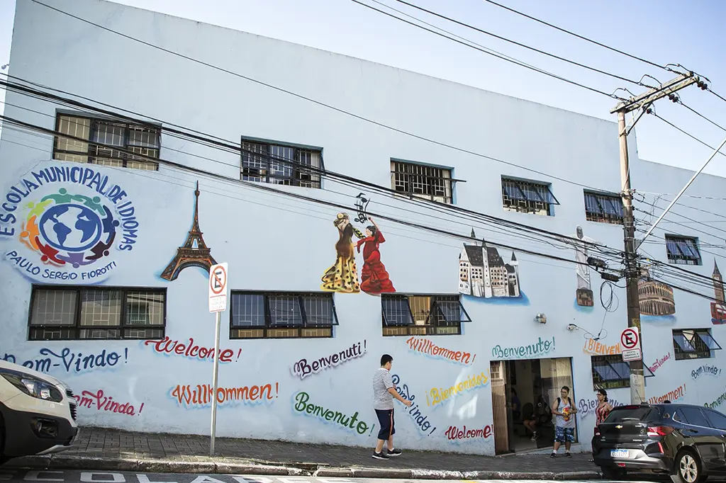 Banner informativo sobre cursos gratuitos de idiomas na Escola Paulo Sérgio Fiorotti em São Caetano do Sul.