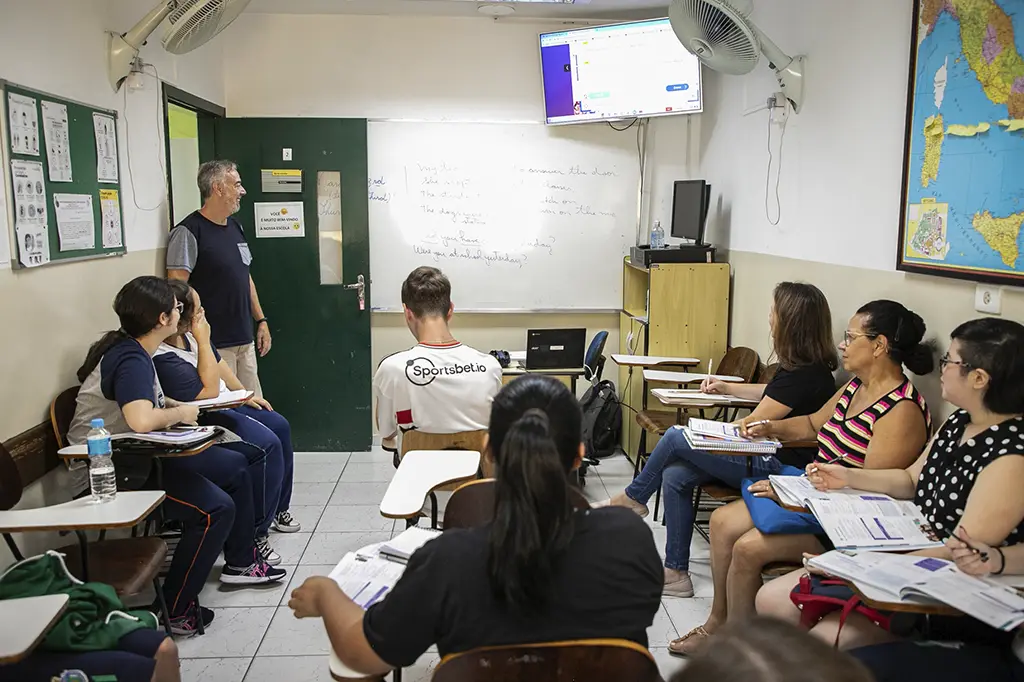 Banner informativo sobre cursos gratuitos de idiomas na Escola Paulo Sérgio Fiorotti em São Caetano do Sul.