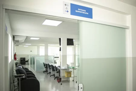 Prefeito José Auricchio Júnior e equipe durante inauguração do novo Centro de Oncologia Luiz Rodrigues Neves.