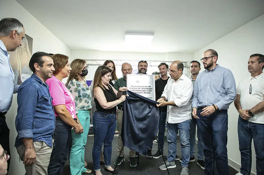 Prefeitura de São Caetano entrega Centro de Oncologia modernizado e ampliado 1 Prefeito José Auricchio Júnior e equipe durante inauguração do novo Centro de Oncologia Luiz Rodrigues Neves.