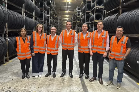 Equipe da Prometeon durante inauguração do novo Centro de Distribuição em Mauá, São Paulo.