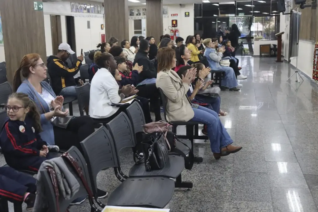 Crianças dos Conselhos Curumins de Diadema participam de audiência sobre bullying na Câmara Municipal.