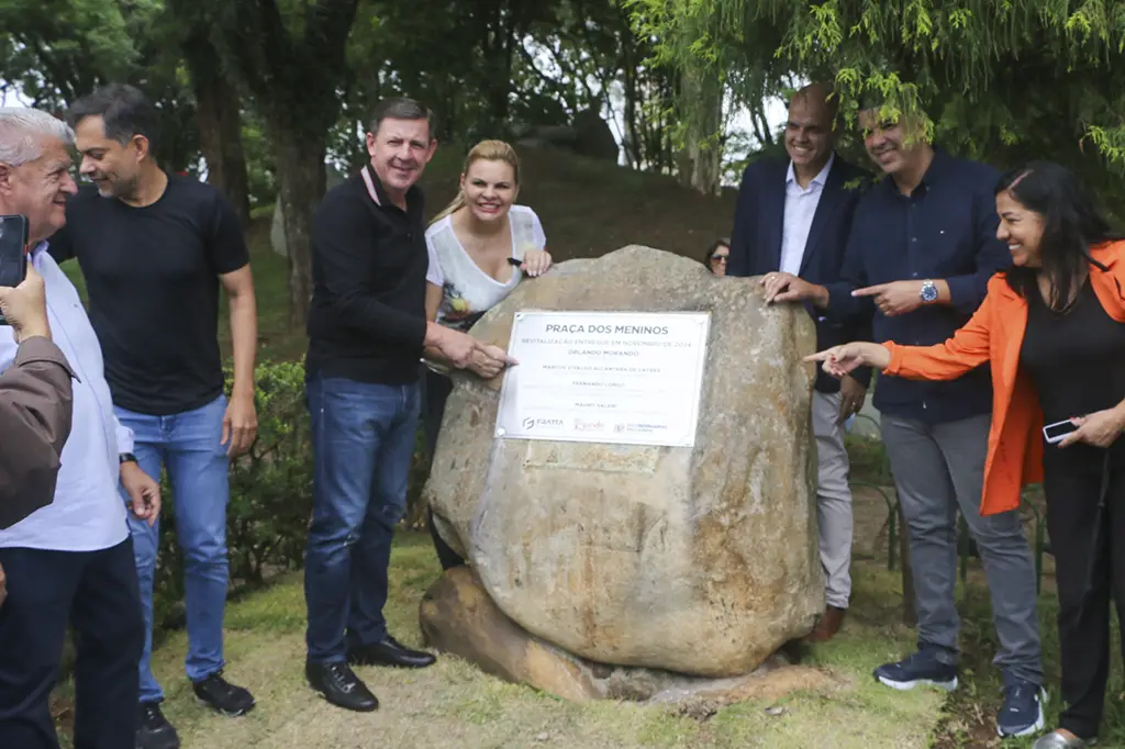 Praça Japonesa em São Bernardo, com paisagismo renovado, pontes de madeira e iluminação estilizada