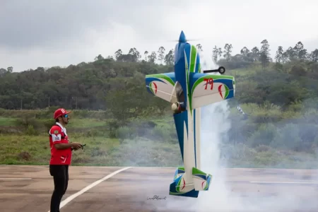 Demonstração de aeromodelismo durante o Encontro de Ribeirão Pires, com réplicas detalhadas de aviões em exibição