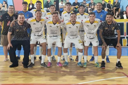 Torcida lota ginásio no início do Campeonato Municipal de Futsal em Ribeirão Pires