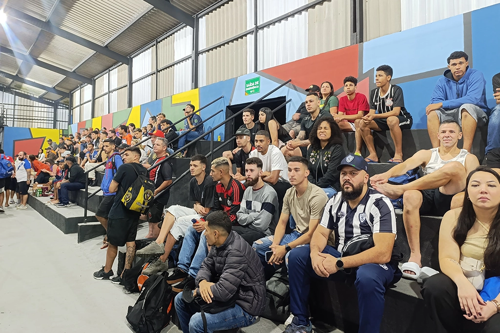 Torcida lota ginásio no início do Campeonato Municipal de Futsal em Ribeirão Pires