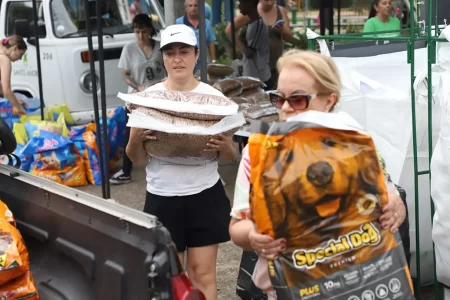 Morador troca garrafas PET por ração para animais no programa Moeda Pet em Santo André