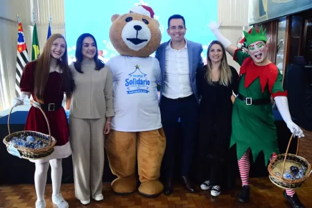 Espelho d’água do Paço Municipal de Santo André decorado com luzes e a árvore de Natal gigante.