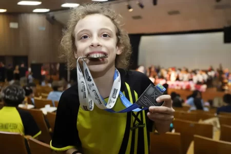 Alunos e atletas em homenagem aos Jogos Escolares de Santo André