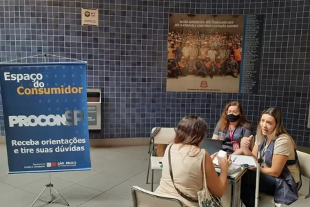 Posto de atendimento do Procon-SP em estação de transporte público para orientação de consumidores na Black Friday