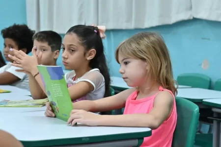 Crianças do 2º ano do Ensino Fundamental participando da avaliação de fluência leitora em São Paulo.