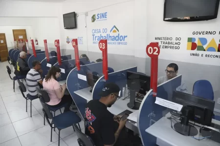 Fila de pessoas no Sine Casa do Trabalhador de Mauá em busca de emprego, onde estão disponíveis 174 vagas em diversas áreas