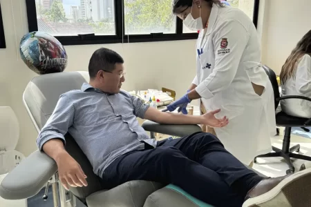 Prefeito eleito de Diadema, Taka Yamauchi, doando sangue em ação solidária no Dia Nacional do Doador de Sangue