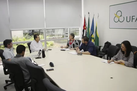 Reitor da UFABC e representantes do Consórcio ABC durante reunião sobre o curso de Pedagogia