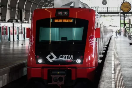 Estação Brás da CPTM com grande fluxo de passageiros durante a Operação Natal 2024