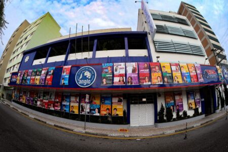 Estudantes do Singular Anglo comemoram aprovação para a segunda fase dos vestibulares de universidades públicas.