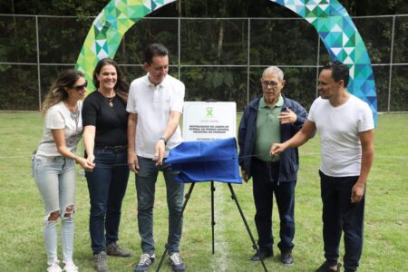 Campo de futebol revitalizado com gramado natural na Arena Mata Atlântica, no Parque do Pedroso, Santo André.