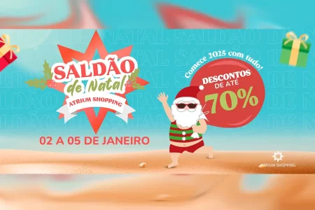 Interior do Atrium Shopping com corredores decorados e consumidores aproveitando o Saldão de Natal com promoções de até 70%.