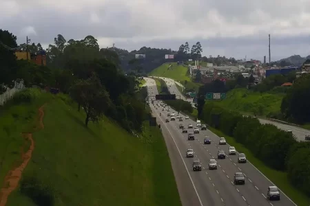 Atualização 14:00h - Tráfego intenso marca Rodovia dos Imigrantes no feriado de Ano Novo