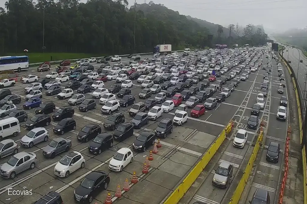 Congestionamento na Rodovia dos Imigrantes durante o feriado de Ano Novo, com tempo encoberto e tráfego intenso no sentido litoral.