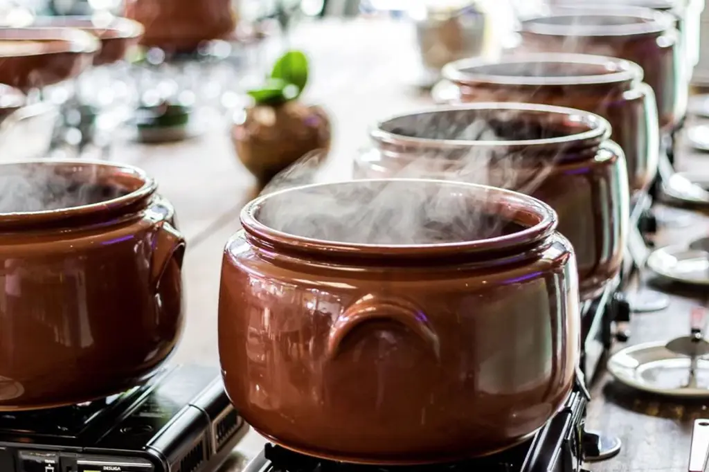 Feijoada servida no Boteco São Bento durante evento beneficente em Santo André.