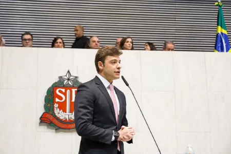 Deputado Thiago Auricchio liderando reunião da CPI da ENEL na Assembleia Legislativa de São Paulo.