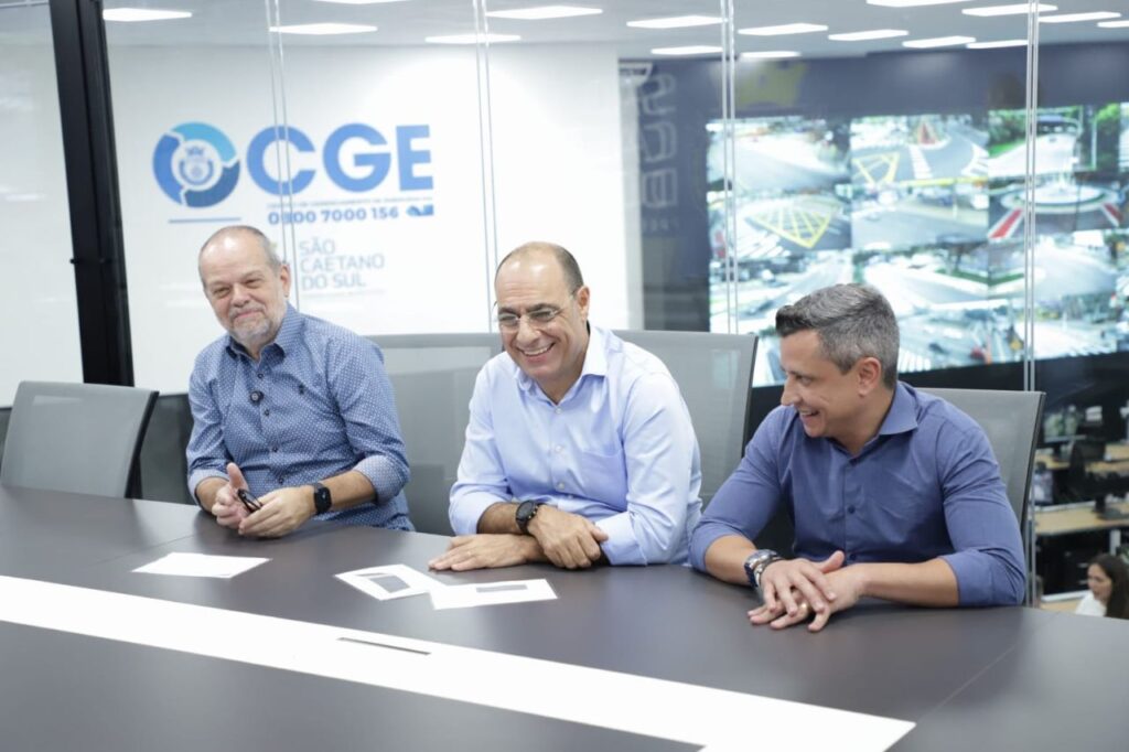 Interior do novo Centro de Gerenciamento de Emergências em São Caetano do Sul, com monitores e estações modernizadas.