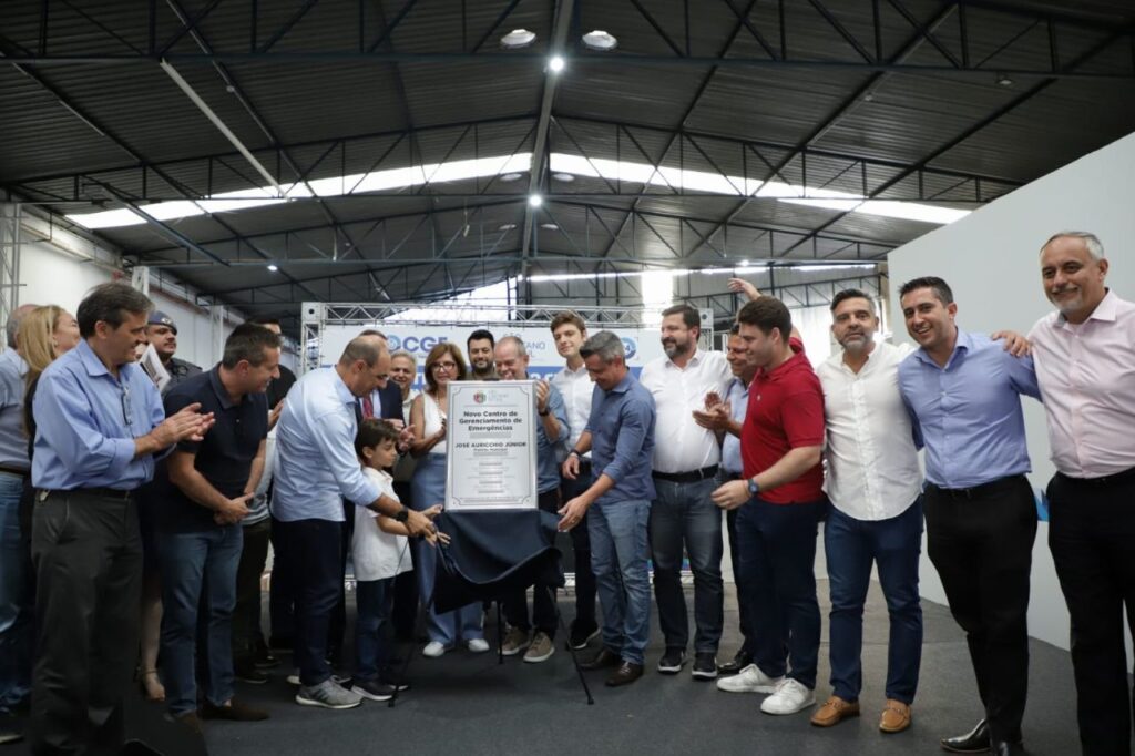 Interior do novo Centro de Gerenciamento de Emergências em São Caetano do Sul, com monitores e estações modernizadas.